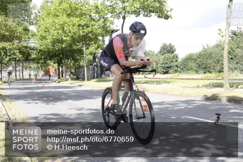 11.08.2024 - GEWOBA Citytriathlon Bremen H.Heesch http://msf.ph/oto/6770659 11.08.2024 12:13:57 Radfahren 820, 858, 902, 940, 957, 998 meine-sportfotos.de