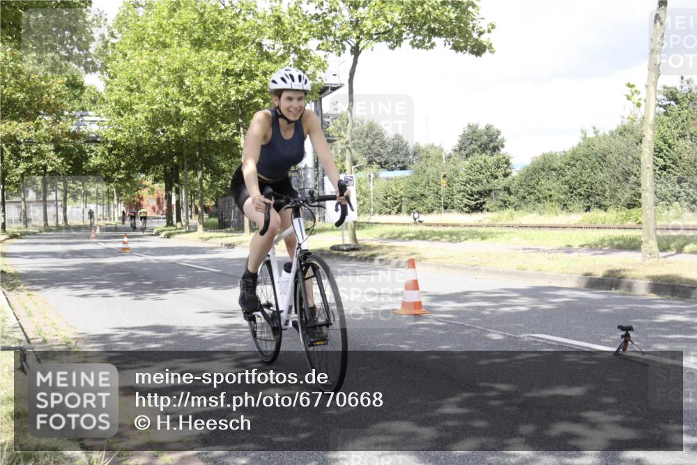11.08.2024 - GEWOBA Citytriathlon Bremen H.Heesch http://msf.ph/oto/6770668 11.08.2024 12:14:05 Radfahren 772, 825, 902, 940, 957, 998 meine-sportfotos.de