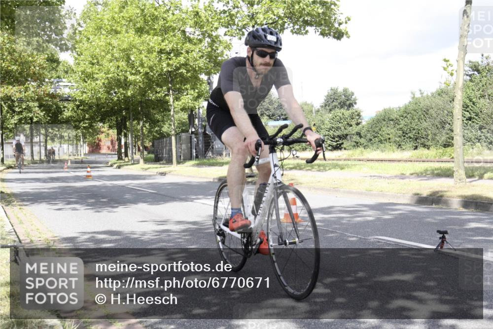 11.08.2024 - GEWOBA Citytriathlon Bremen H.Heesch http://msf.ph/oto/6770671 11.08.2024 12:14:13 Radfahren 772, 821, 825, 902, 998 meine-sportfotos.de