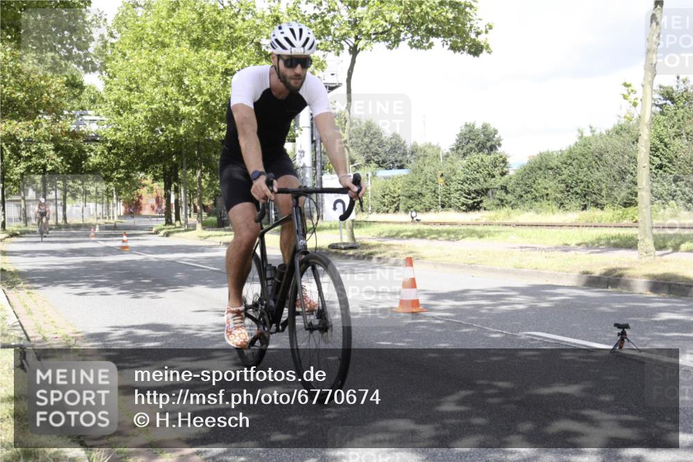 11.08.2024 - GEWOBA Citytriathlon Bremen H.Heesch http://msf.ph/oto/6770674 11.08.2024 12:14:16 Radfahren 772, 821, 825, 902, 998 meine-sportfotos.de