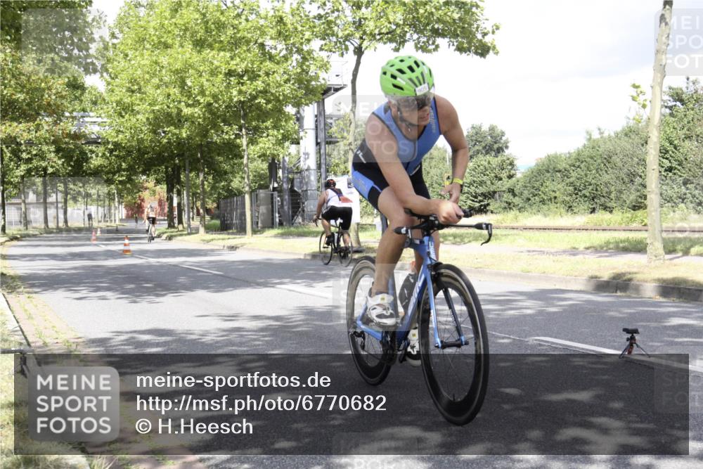 11.08.2024 - GEWOBA Citytriathlon Bremen H.Heesch http://msf.ph/oto/6770682 11.08.2024 12:14:38 Radfahren 905, 925 meine-sportfotos.de