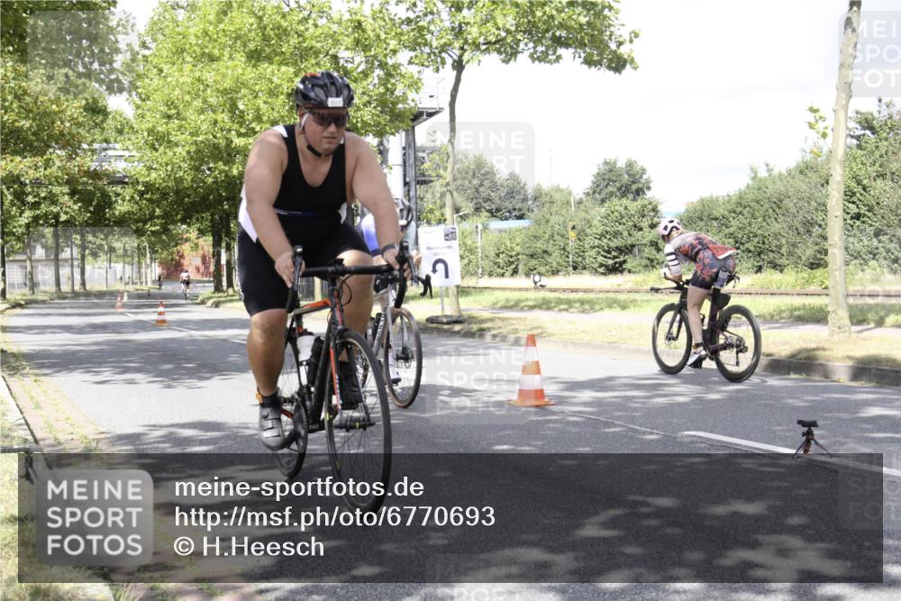11.08.2024 - GEWOBA Citytriathlon Bremen H.Heesch http://msf.ph/oto/6770693 11.08.2024 12:15:32 Radfahren 744, 754, 897, 985, 991 meine-sportfotos.de