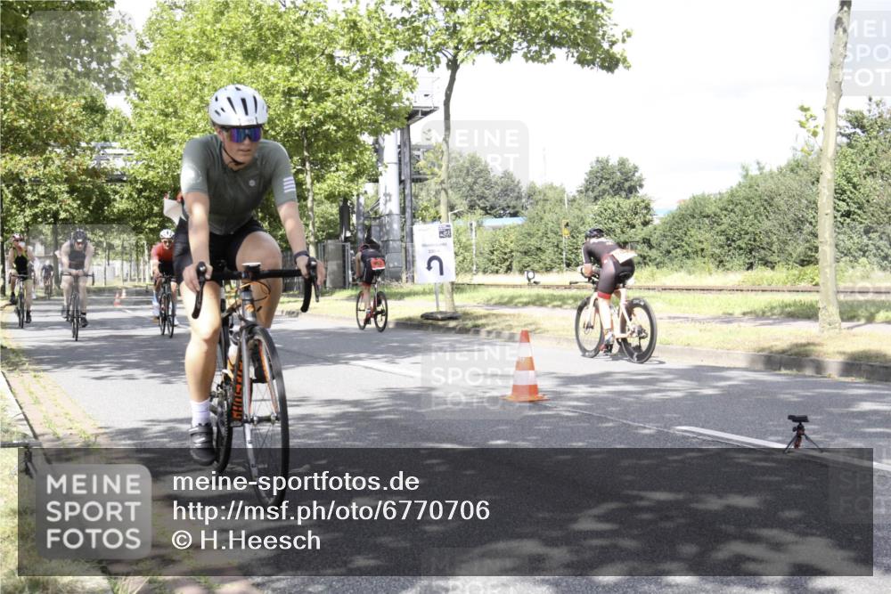 11.08.2024 - GEWOBA Citytriathlon Bremen H.Heesch http://msf.ph/oto/6770706 11.08.2024 12:15:51 Radfahren 767, 780, 786, 790, 791, 985, 989, 1020, 1036 meine-sportfotos.de