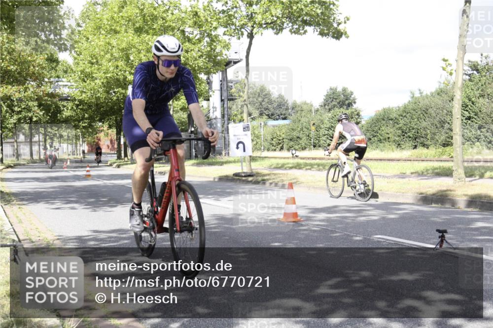 11.08.2024 - GEWOBA Citytriathlon Bremen H.Heesch http://msf.ph/oto/6770721 11.08.2024 12:15:57 Radfahren 767, 780, 786, 790, 791, 800, 989, 1020, 1036 meine-sportfotos.de