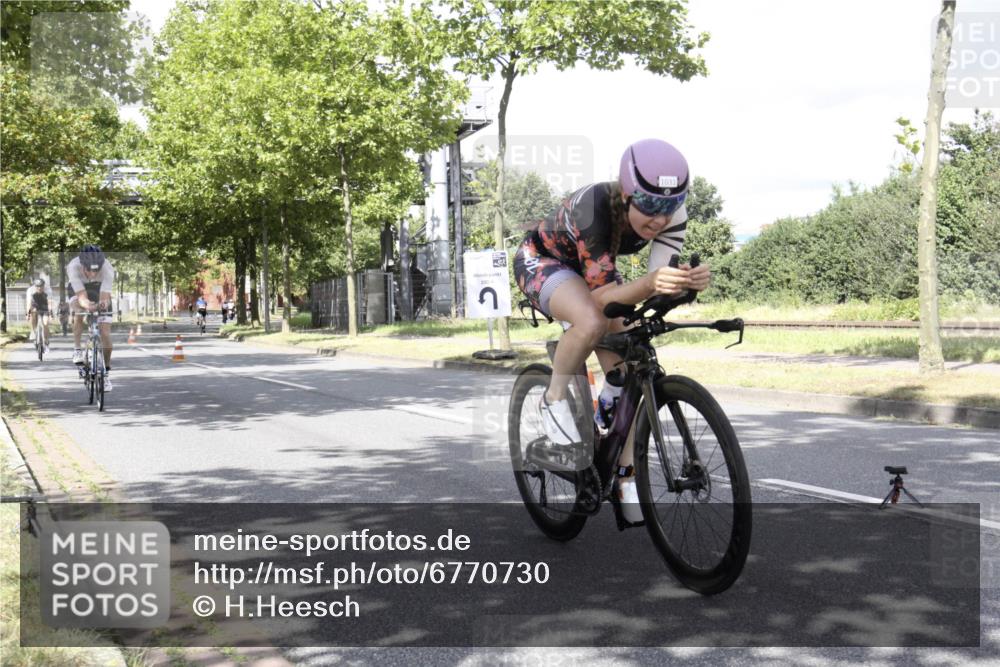 11.08.2024 - GEWOBA Citytriathlon Bremen H.Heesch http://msf.ph/oto/6770730 11.08.2024 12:16:22 Radfahren 758, 834, 965, 1000 meine-sportfotos.de
