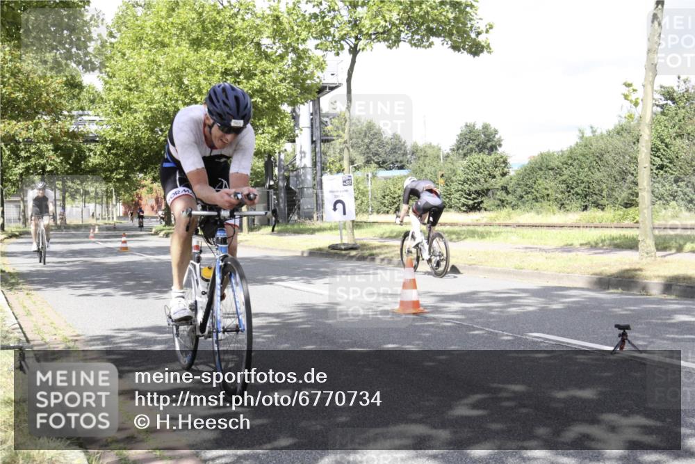 11.08.2024 - GEWOBA Citytriathlon Bremen H.Heesch http://msf.ph/oto/6770734 11.08.2024 12:16:23 Radfahren 758, 834, 965, 1000 meine-sportfotos.de