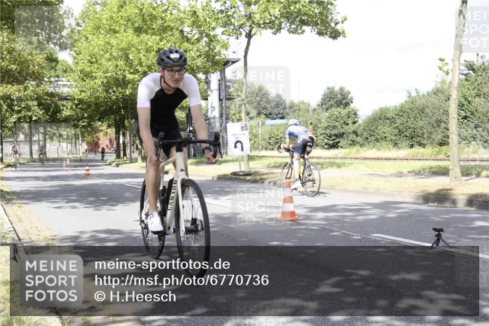 11.08.2024 - GEWOBA Citytriathlon Bremen H.Heesch http://msf.ph/oto/6770736 11.08.2024 12:16:25 Radfahren 758, 771, 834, 965, 1000 meine-sportfotos.de