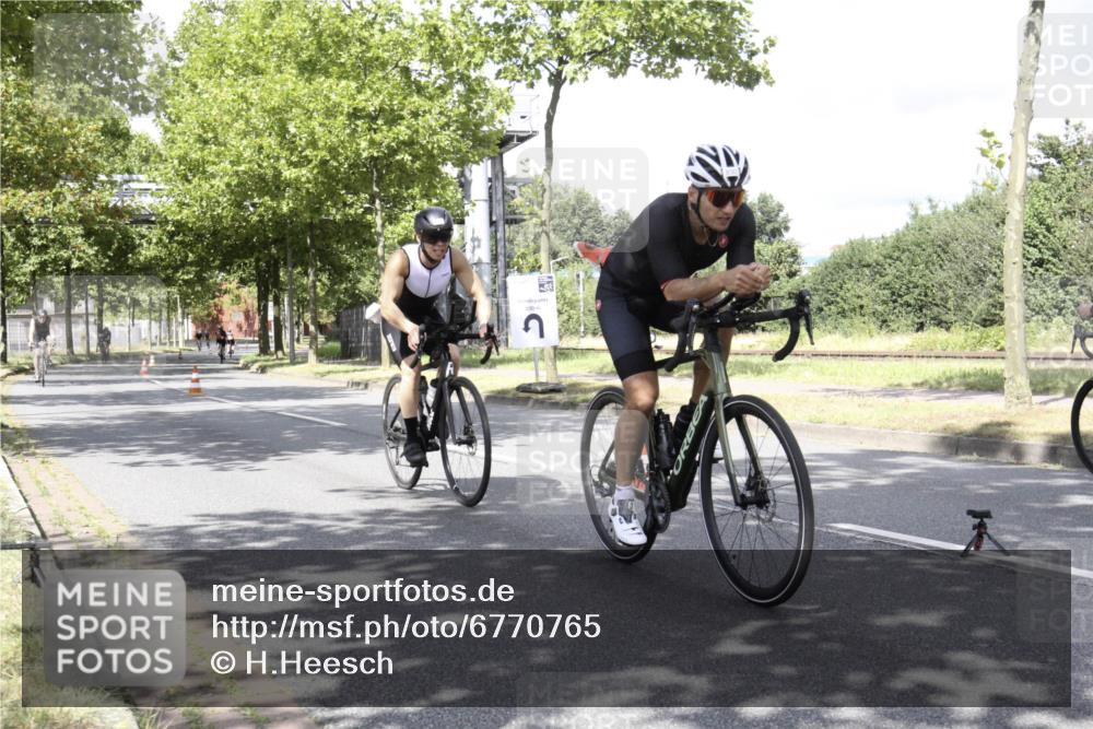 11.08.2024 - GEWOBA Citytriathlon Bremen H.Heesch http://msf.ph/oto/6770765 11.08.2024 12:17:00 Radfahren 835, 861, 879, 916, 952 meine-sportfotos.de