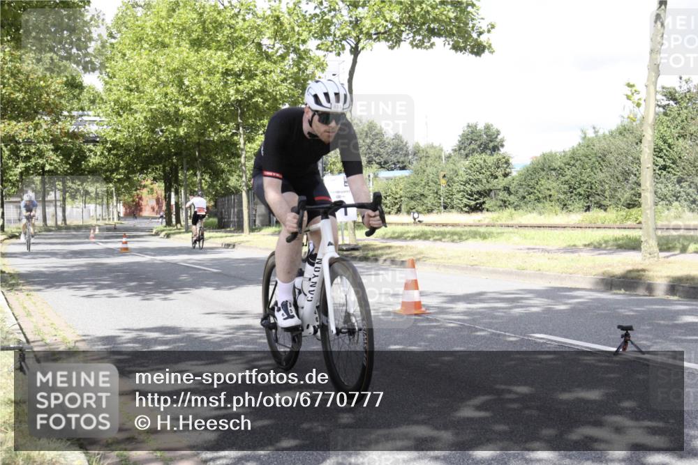 11.08.2024 - GEWOBA Citytriathlon Bremen H.Heesch http://msf.ph/oto/6770777 11.08.2024 12:17:11 Radfahren 799, 835, 916, 952 meine-sportfotos.de