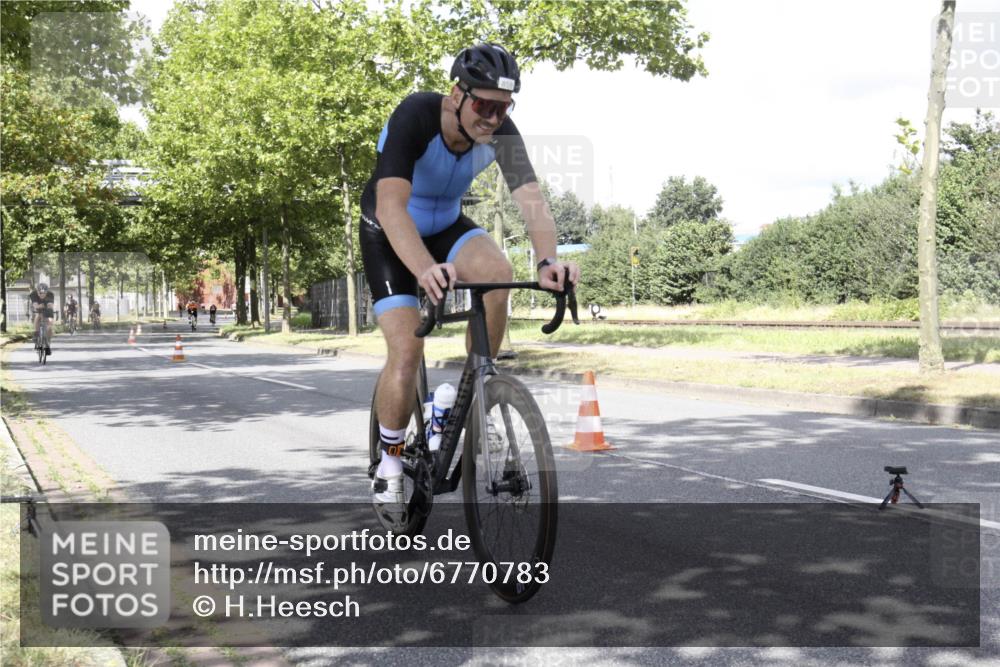 11.08.2024 - GEWOBA Citytriathlon Bremen H.Heesch http://msf.ph/oto/6770783 11.08.2024 12:17:27 Radfahren 799, 859, 874, 930, 990 meine-sportfotos.de
