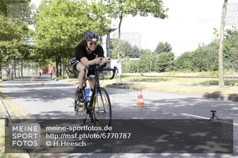 11.08.2024 - GEWOBA Citytriathlon Bremen H.Heesch http://msf.ph/oto/6770787 11.08.2024 12:17:29 Radfahren 859, 874, 930, 990 meine-sportfotos.de