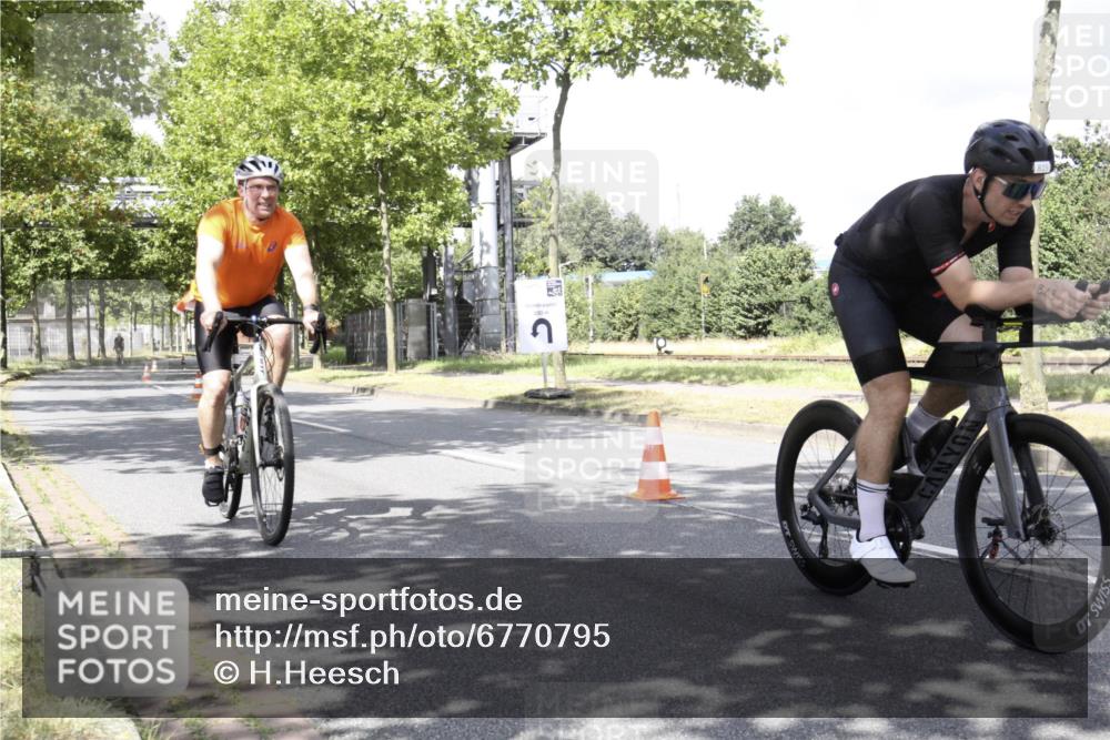 11.08.2024 - GEWOBA Citytriathlon Bremen H.Heesch http://msf.ph/oto/6770795 11.08.2024 12:17:41 Radfahren 756, 819, 874, 930, 990, 1002 meine-sportfotos.de