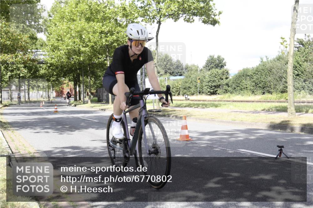 11.08.2024 - GEWOBA Citytriathlon Bremen H.Heesch http://msf.ph/oto/6770802 11.08.2024 12:17:48 Radfahren 756, 819, 930, 1002 meine-sportfotos.de
