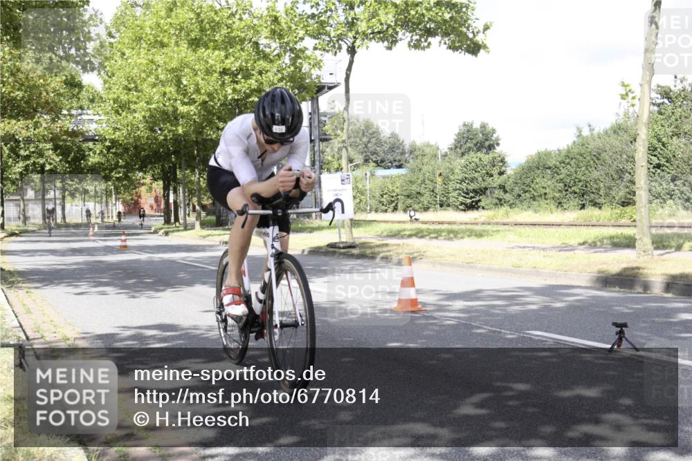 11.08.2024 - GEWOBA Citytriathlon Bremen H.Heesch http://msf.ph/oto/6770814 11.08.2024 12:17:57 Radfahren 756, 827, 868, 871, 933, 1002 meine-sportfotos.de
