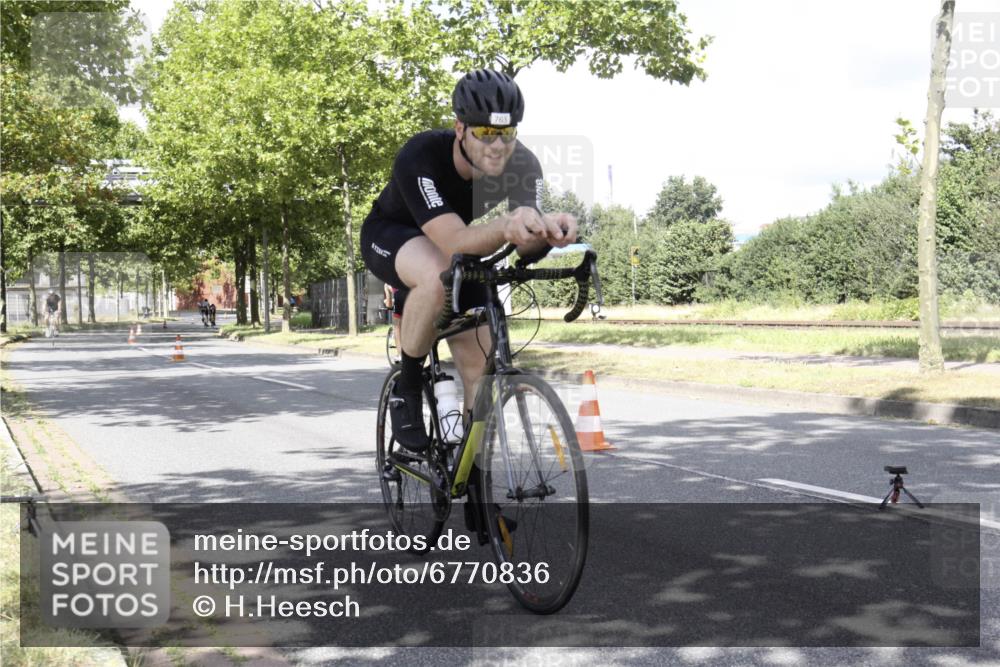 11.08.2024 - GEWOBA Citytriathlon Bremen H.Heesch http://msf.ph/oto/6770836 11.08.2024 12:18:35 Radfahren 746, 763 meine-sportfotos.de