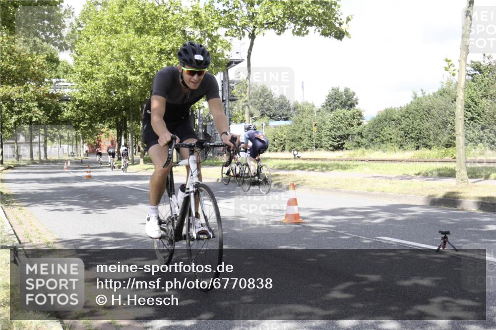11.08.2024 - GEWOBA Citytriathlon Bremen H.Heesch http://msf.ph/oto/6770838 11.08.2024 12:18:39 Radfahren 746, 763 meine-sportfotos.de