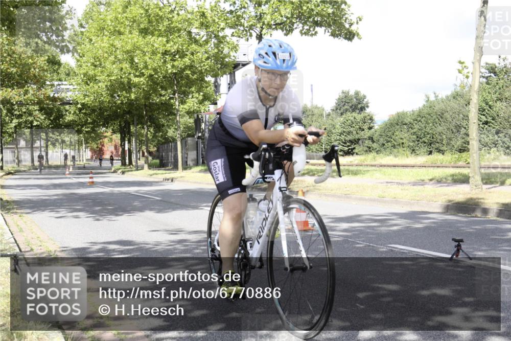 11.08.2024 - GEWOBA Citytriathlon Bremen H.Heesch http://msf.ph/oto/6770886 11.08.2024 12:19:43 Radfahren 906, 942, 956, 974, 996, 1033 meine-sportfotos.de