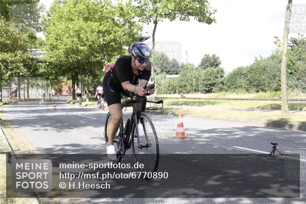 11.08.2024 - GEWOBA Citytriathlon Bremen H.Heesch http://msf.ph/oto/6770890 11.08.2024 12:19:47 Radfahren 906, 942, 956, 974, 996, 1040 meine-sportfotos.de