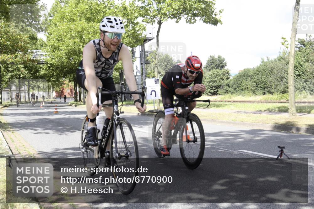 11.08.2024 - GEWOBA Citytriathlon Bremen H.Heesch http://msf.ph/oto/6770900 11.08.2024 12:19:56 Radfahren 783, 845, 877, 906, 926, 942, 974, 996, 1040 meine-sportfotos.de