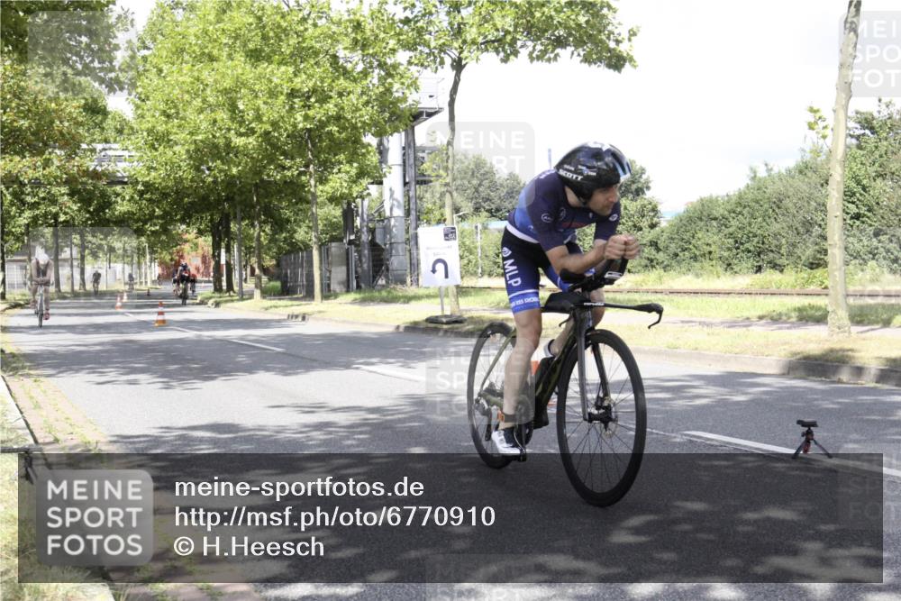 11.08.2024 - GEWOBA Citytriathlon Bremen H.Heesch http://msf.ph/oto/6770910 11.08.2024 12:20:03 Radfahren 770, 783, 845, 877, 906, 911, 926, 942, 1040 meine-sportfotos.de