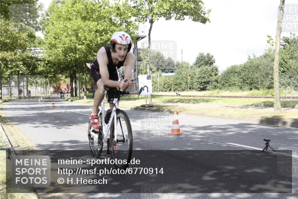 11.08.2024 - GEWOBA Citytriathlon Bremen H.Heesch http://msf.ph/oto/6770914 11.08.2024 12:20:05 Radfahren 770, 783, 845, 877, 906, 911, 926, 1040 meine-sportfotos.de