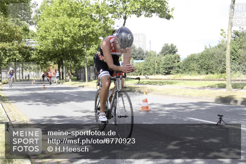 11.08.2024 - GEWOBA Citytriathlon Bremen H.Heesch http://msf.ph/oto/6770923 11.08.2024 12:20:17 Radfahren 770, 783, 836, 890, 903, 911, 926, 995, 1029 meine-sportfotos.de