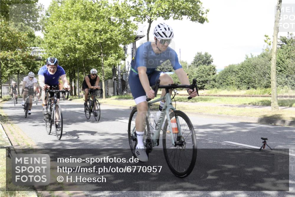 11.08.2024 - GEWOBA Citytriathlon Bremen H.Heesch http://msf.ph/oto/6770957 11.08.2024 12:21:03 Radfahren 755, 775, 855, 867, 918, 936, 980, 1030 meine-sportfotos.de