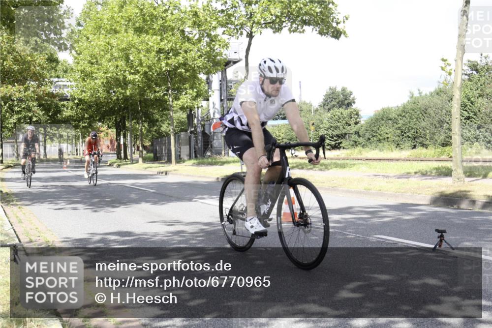 11.08.2024 - GEWOBA Citytriathlon Bremen H.Heesch http://msf.ph/oto/6770965 11.08.2024 12:21:04 Radfahren 755, 775, 855, 867, 918, 936, 980, 1030 meine-sportfotos.de