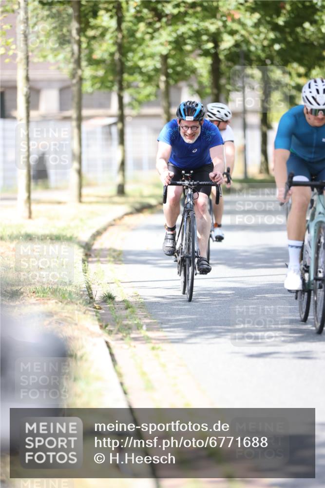 11.08.2024 - GEWOBA Citytriathlon Bremen H.Heesch http://msf.ph/oto/6771688 11.08.2024 12:21:01 Radfahren 755, 775, 855, 867, 918, 936, 980, 1030 meine-sportfotos.de