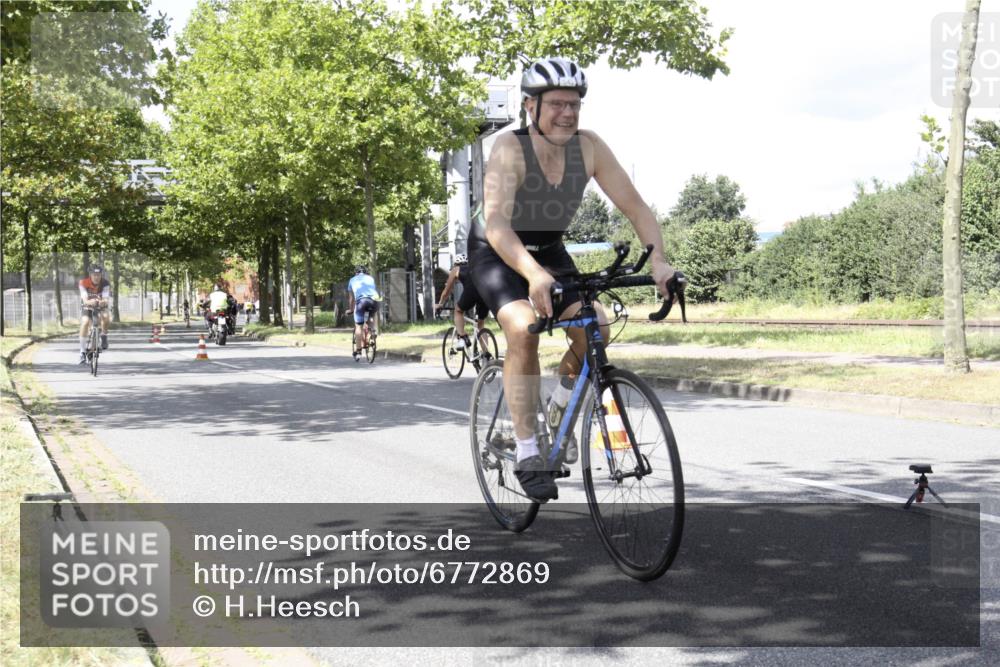 11.08.2024 - GEWOBA Citytriathlon Bremen H.Heesch http://msf.ph/oto/6772869 11.08.2024 13:18:06 Radfahren 213, 320, 367, 369, 451, 522, 526, 535, 540, 541, 557, 559, 615 meine-sportfotos.de