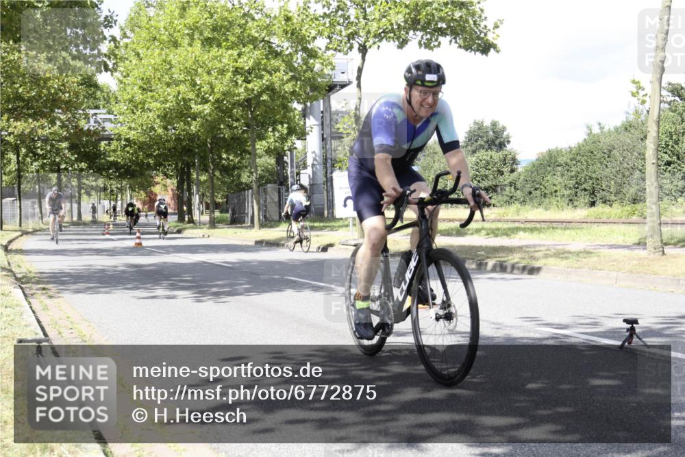 11.08.2024 - GEWOBA Citytriathlon Bremen H.Heesch http://msf.ph/oto/6772875 11.08.2024 13:18:09 Radfahren 213, 320, 367, 369, 451, 522, 526, 535, 540, 541, 557, 615 meine-sportfotos.de