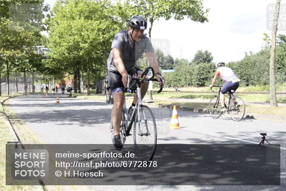 11.08.2024 - GEWOBA Citytriathlon Bremen H.Heesch http://msf.ph/oto/6772878 11.08.2024 13:18:12 Radfahren 213, 367, 407, 451, 522, 526, 533, 535, 540, 541, 557, 615, xxx meine-sportfotos.de