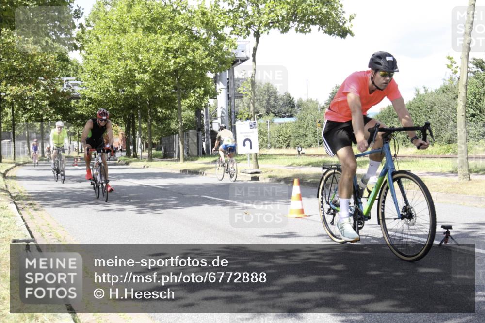 11.08.2024 - GEWOBA Citytriathlon Bremen H.Heesch http://msf.ph/oto/6772888 11.08.2024 13:18:22 Radfahren 213, 407, 451, 526, 533, 535, 540, 557, 629, xxx, 702 meine-sportfotos.de