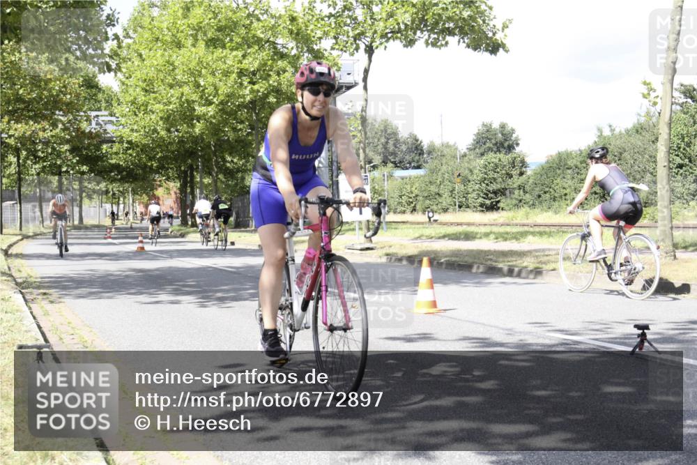 11.08.2024 - GEWOBA Citytriathlon Bremen H.Heesch http://msf.ph/oto/6772897 11.08.2024 13:18:26 Radfahren 213, 407, 451, 507, 533, 540, 557, 629, xxx, 695, 702 meine-sportfotos.de