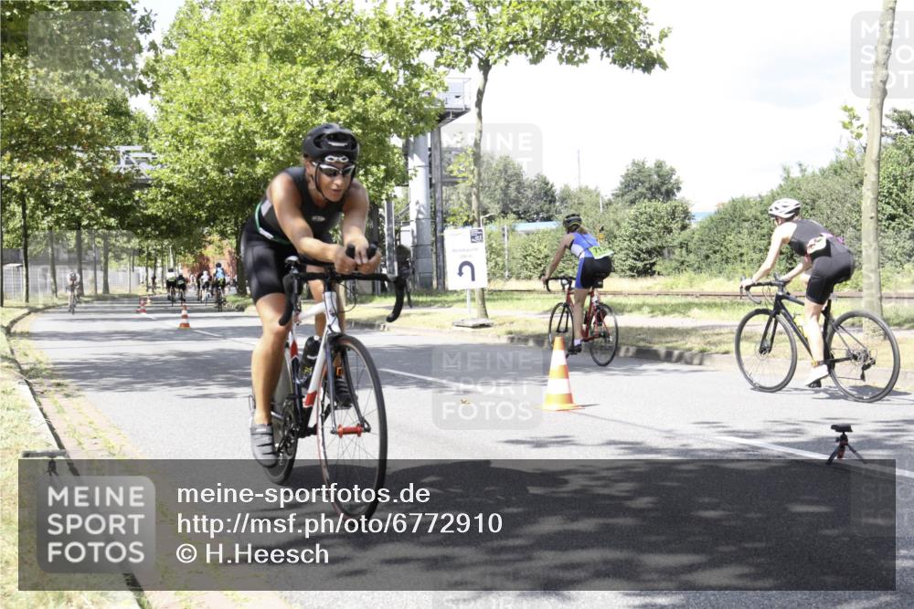 11.08.2024 - GEWOBA Citytriathlon Bremen H.Heesch http://msf.ph/oto/6772910 11.08.2024 13:18:37 Radfahren xxx, 507, 546, 629, 646, xxx, 695, 702 meine-sportfotos.de