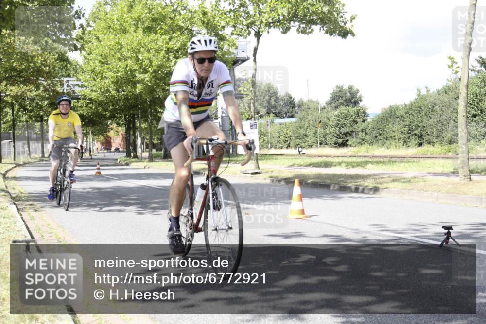 11.08.2024 - GEWOBA Citytriathlon Bremen H.Heesch http://msf.ph/oto/6772921 11.08.2024 13:18:51 Radfahren xxx, 405, 489, 493, 546, 591, 646, 655, 688 meine-sportfotos.de