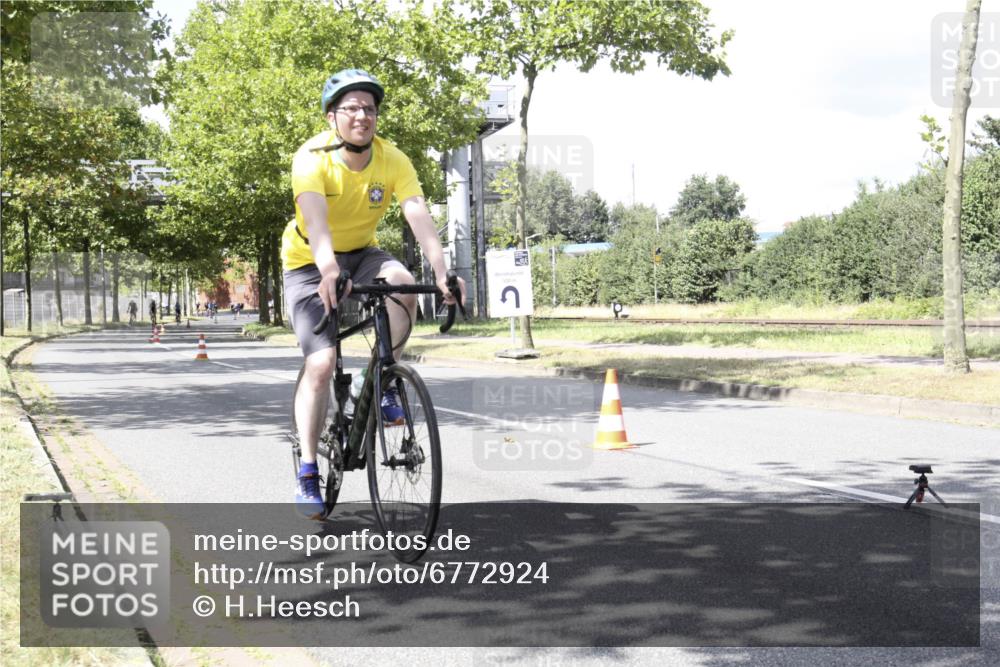 11.08.2024 - GEWOBA Citytriathlon Bremen H.Heesch http://msf.ph/oto/6772924 11.08.2024 13:18:52 Radfahren xxx, 405, 489, 493, 546, 591, 646, 655, 688 meine-sportfotos.de