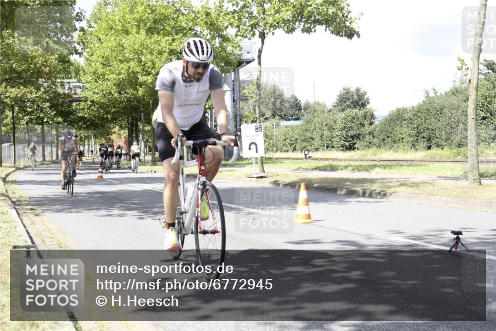 11.08.2024 - GEWOBA Citytriathlon Bremen H.Heesch http://msf.ph/oto/6772945 11.08.2024 13:19:13 Radfahren 357, 406, 416, 418, 493, 500, 552, 560, 573, 604, 605, 654, 655, xxx meine-sportfotos.de