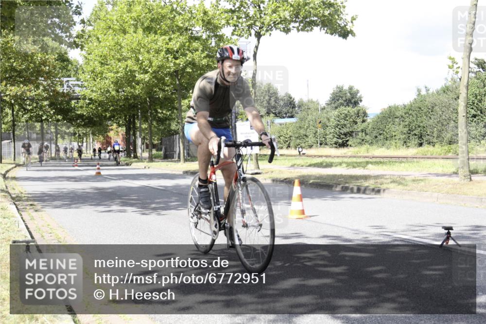 11.08.2024 - GEWOBA Citytriathlon Bremen H.Heesch http://msf.ph/oto/6772951 11.08.2024 13:19:17 Radfahren 357, 406, 416, 418, 500, 552, 560, 573, 587, 604, 605, 654, 667, xxx meine-sportfotos.de