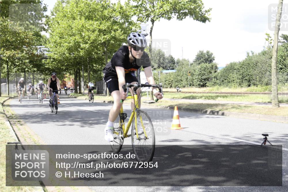 11.08.2024 - GEWOBA Citytriathlon Bremen H.Heesch http://msf.ph/oto/6772954 11.08.2024 13:19:21 Radfahren 406, 416, 418, 500, 520, 552, 560, 573, 587, 605, 654, 667, xxx, 680 meine-sportfotos.de