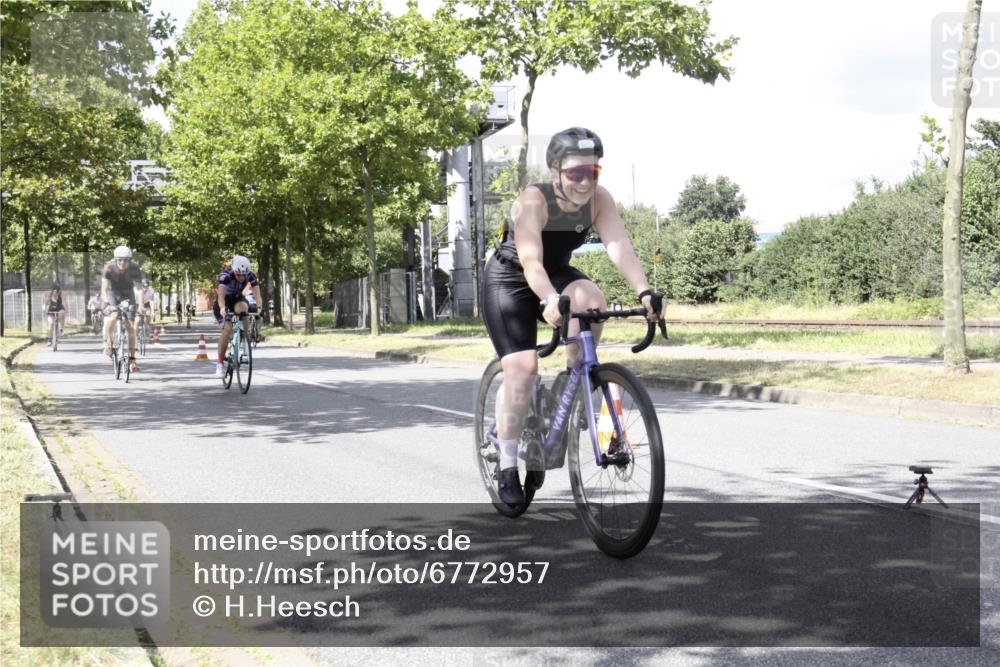 11.08.2024 - GEWOBA Citytriathlon Bremen H.Heesch http://msf.ph/oto/6772957 11.08.2024 13:19:22 Radfahren 406, 418, 500, 520, 552, 560, 573, 587, 605, 654, 667, xxx, 680, 713 meine-sportfotos.de