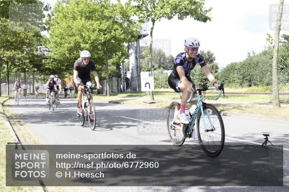 11.08.2024 - GEWOBA Citytriathlon Bremen H.Heesch http://msf.ph/oto/6772960 11.08.2024 13:19:23 Radfahren 406, 418, 500, 520, 552, 560, 573, 587, 605, 654, 667, xxx, 680, 700, 713 meine-sportfotos.de