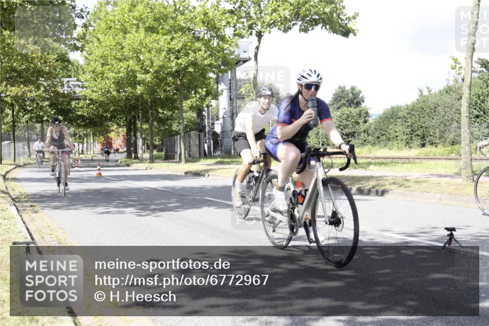 11.08.2024 - GEWOBA Citytriathlon Bremen H.Heesch http://msf.ph/oto/6772967 11.08.2024 13:19:24 Radfahren 406, 418, 500, 520, 552, 560, 573, 587, 605, 654, 667, xxx, 680, 700, 713 meine-sportfotos.de