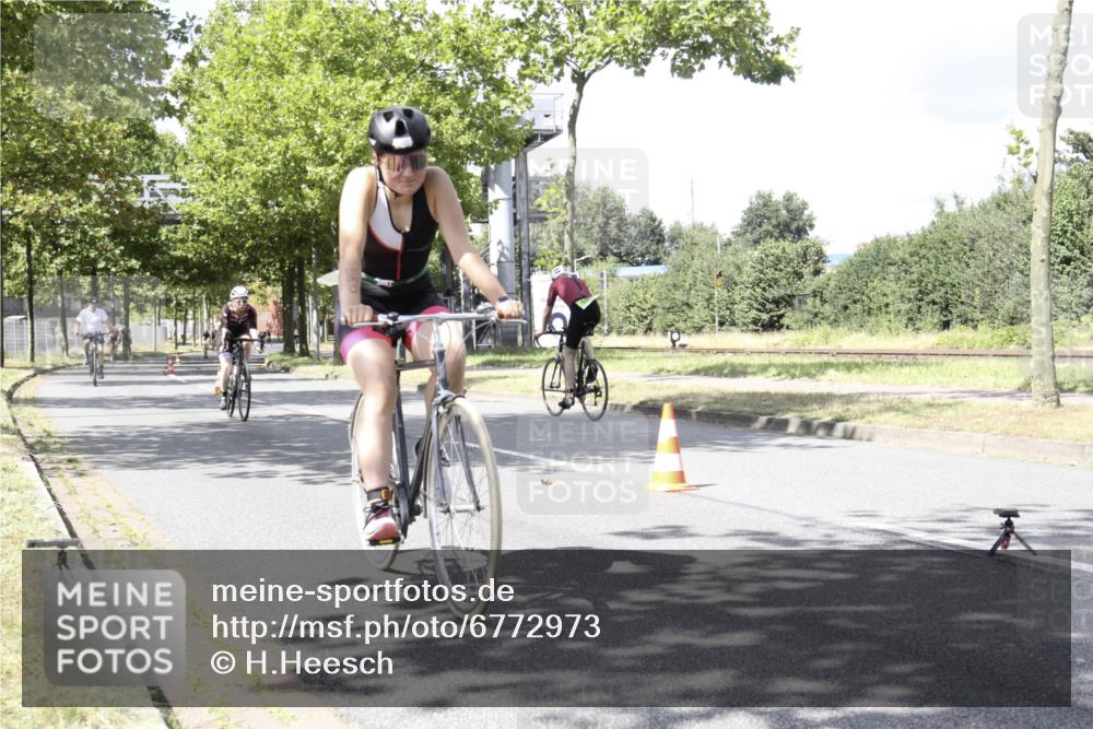 11.08.2024 - GEWOBA Citytriathlon Bremen H.Heesch http://msf.ph/oto/6772973 11.08.2024 13:19:25 Radfahren 406, 500, 520, 552, 560, 573, 587, 605, 654, 667, xxx, 680, 700, 713 meine-sportfotos.de