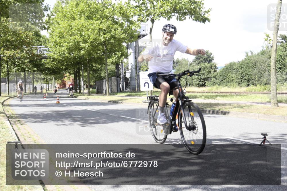 11.08.2024 - GEWOBA Citytriathlon Bremen H.Heesch http://msf.ph/oto/6772978 11.08.2024 13:19:28 Radfahren 406, 500, 520, 552, 560, 573, 587, 605, 667, xxx, 680, 700, 713 meine-sportfotos.de