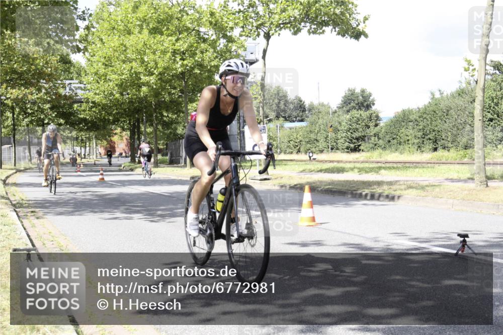 11.08.2024 - GEWOBA Citytriathlon Bremen H.Heesch http://msf.ph/oto/6772981 11.08.2024 13:19:31 Radfahren 500, 520, 552, 560, 573, 587, 605, 667, xxx, 680, 700, 713 meine-sportfotos.de