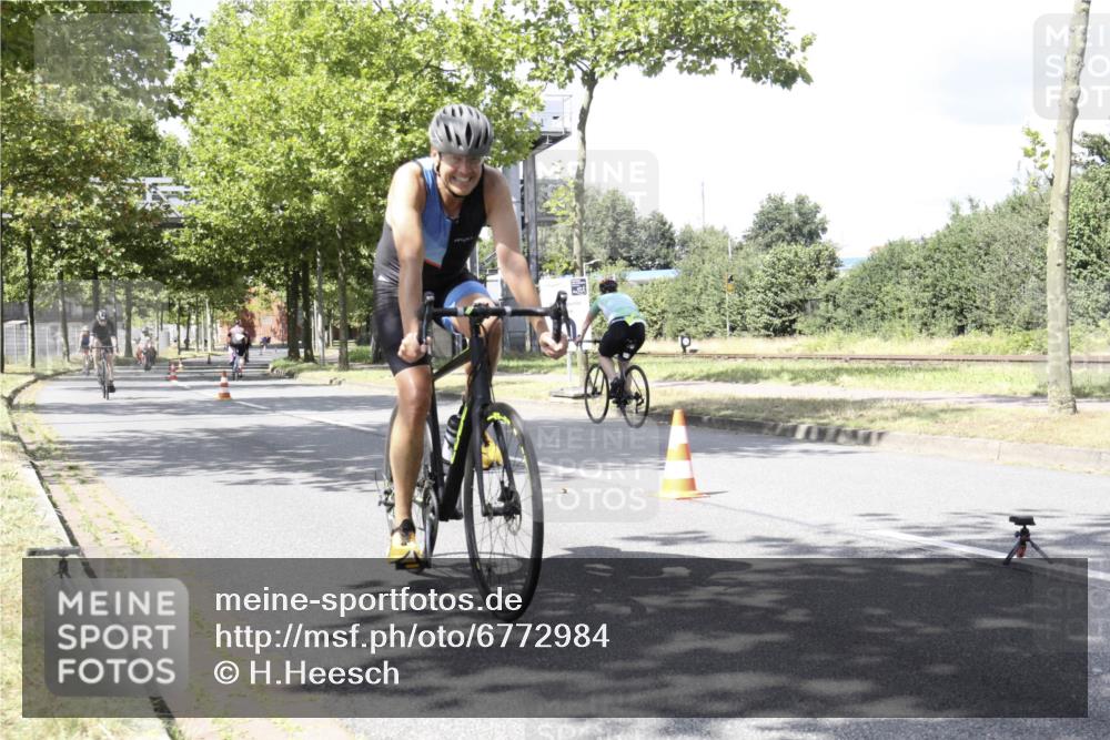 11.08.2024 - GEWOBA Citytriathlon Bremen H.Heesch http://msf.ph/oto/6772984 11.08.2024 13:19:33 Radfahren 500, 520, 552, 560, 587, 605, 667, xxx, 680, 700, 713 meine-sportfotos.de