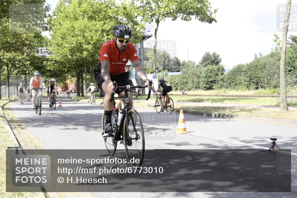 11.08.2024 - GEWOBA Citytriathlon Bremen H.Heesch http://msf.ph/oto/6773010 11.08.2024 13:19:58 Radfahren xxx, 251, 376, 419, 525, 568, 595, 603, 617, 626, 675, 686, 692, 701 meine-sportfotos.de