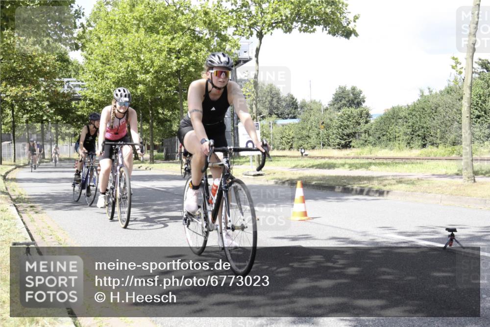11.08.2024 - GEWOBA Citytriathlon Bremen H.Heesch http://msf.ph/oto/6773023 11.08.2024 13:20:01 Radfahren xxx, 251, 376, 419, 525, 568, 595, 603, 617, 626, 675, 686, 692, 701 meine-sportfotos.de
