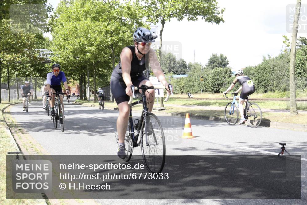 11.08.2024 - GEWOBA Citytriathlon Bremen H.Heesch http://msf.ph/oto/6773033 11.08.2024 13:20:04 Radfahren xxx, 376, 419, 525, 551, 568, 595, 603, 617, 626, 675, 686, 692, 701 meine-sportfotos.de